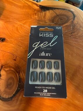 KISS Gel Fantasy Allure Ready-to-Wear Nails - Charcoal Gray with Black Stripe